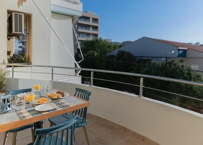 Apartment Dejaview Cozy By 8essentially